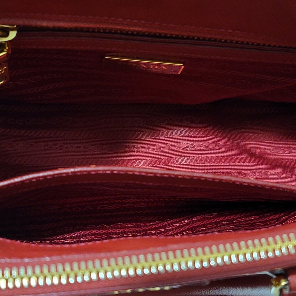 🌟Host Pick🌟Prada iconic Galleria Saffiano Leather Small Bag - Picture 12 of 16